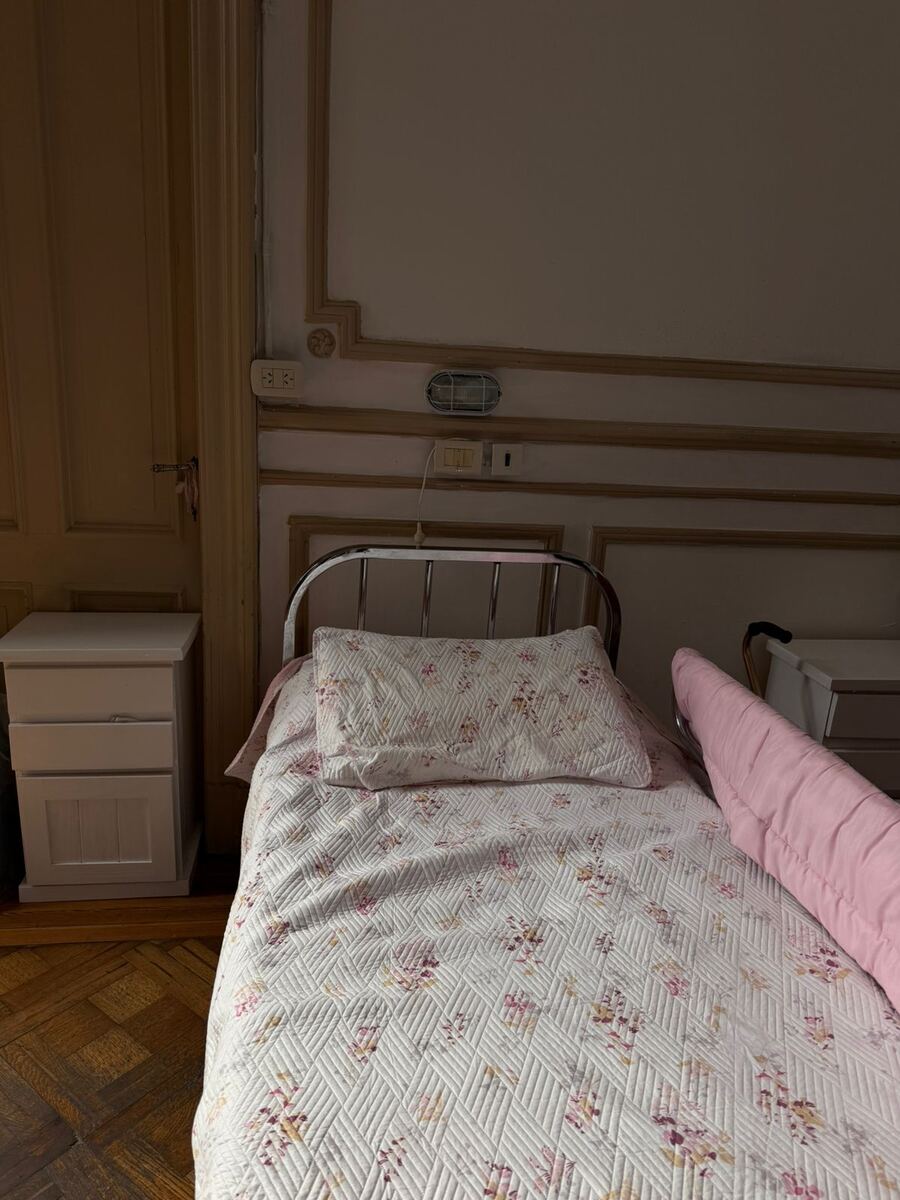 Cama individual con baranda lateral acolchada y mesa de luz